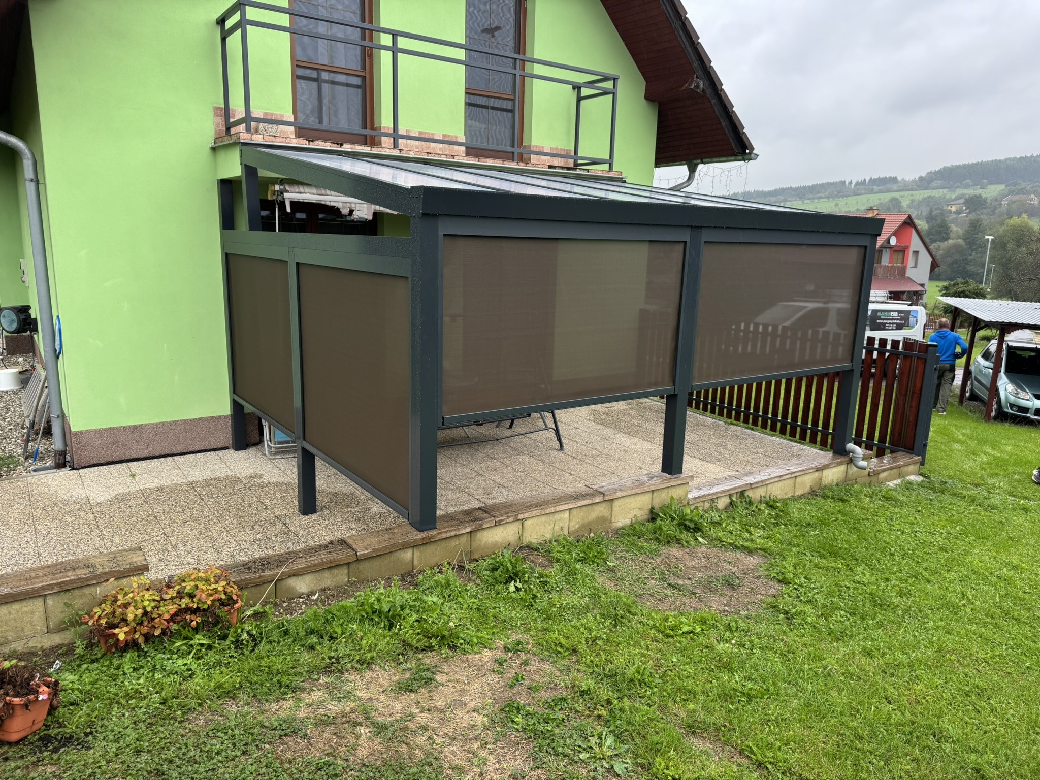 Hliníková pergola jako venkovní kino: Užijte si filmové večery pod hvězdami