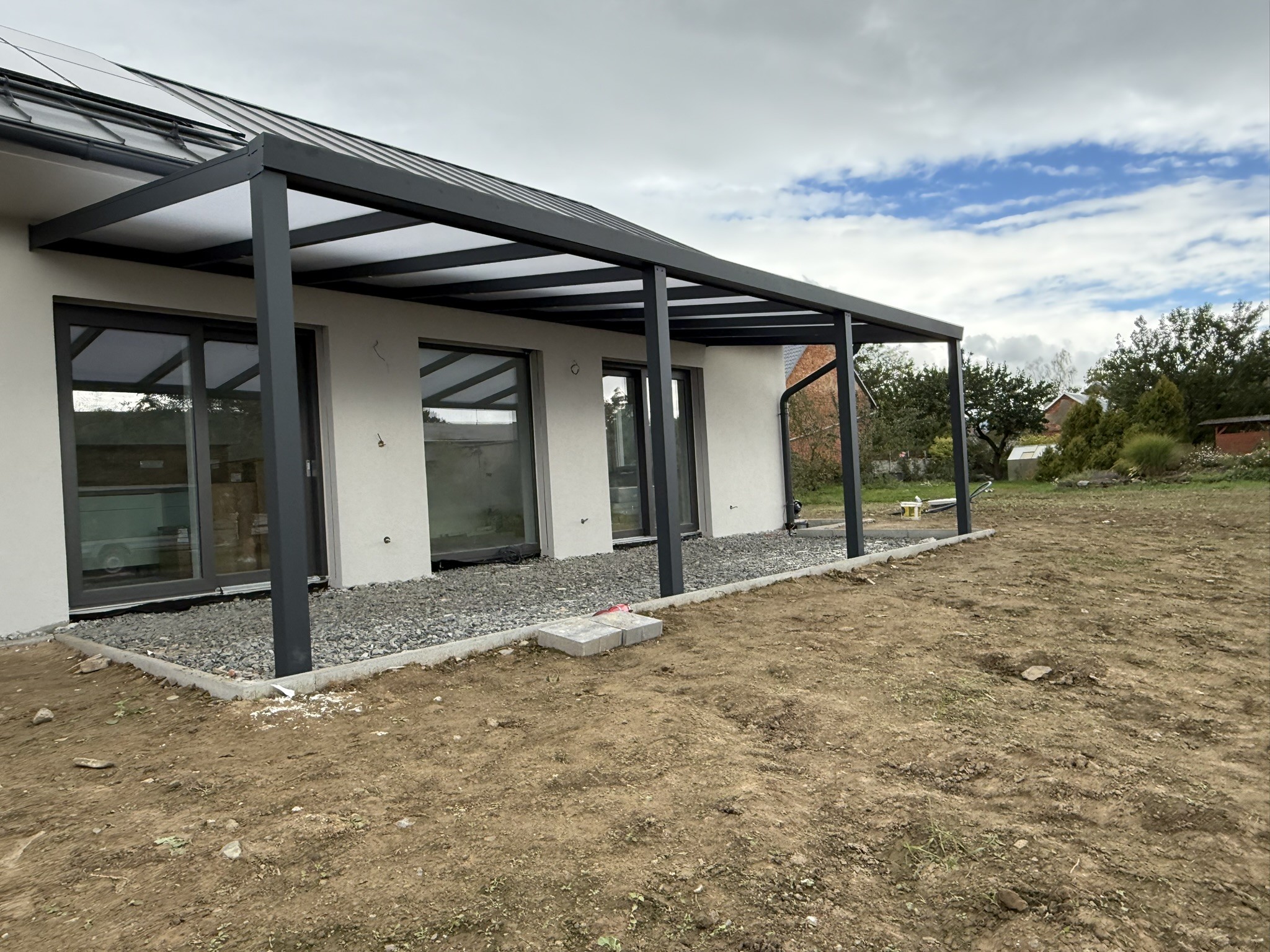 Venkovní herní zóna pod pergolou: Zábava pro děti i dospělé