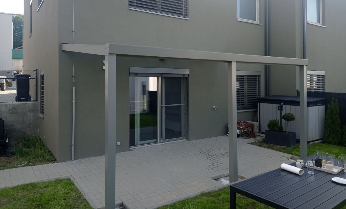 Hliníková pergola jako ideální řešení pro komerční prostory