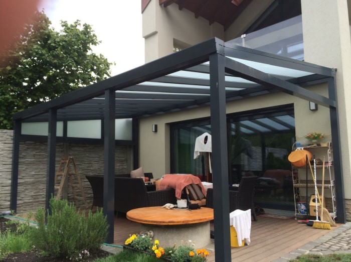 hliníková pergola černá nad terasou